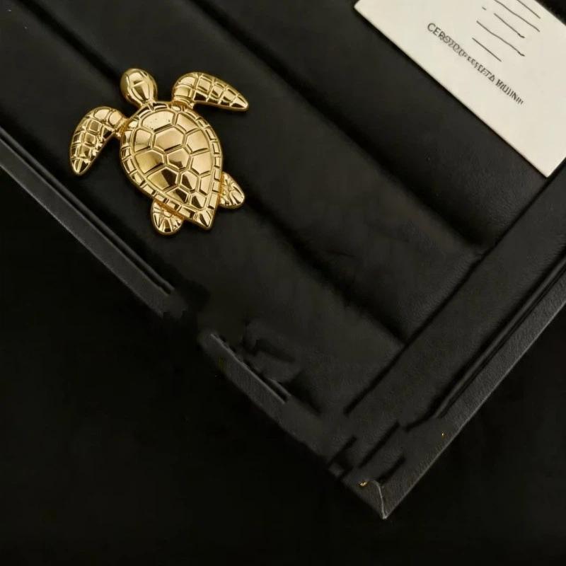 Gold Plated Insect Animal Badge Vintage Suit Lapel Pin for Women Men Brooch Gift for Celebration