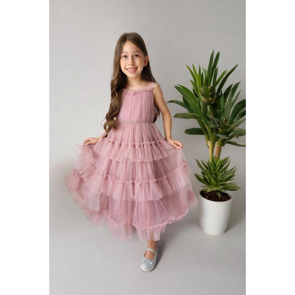 Detaliu rochie de seară pentru nuntă, cu design special, alb pentru fete. Vezi tabelul cu mărimi din videoclip