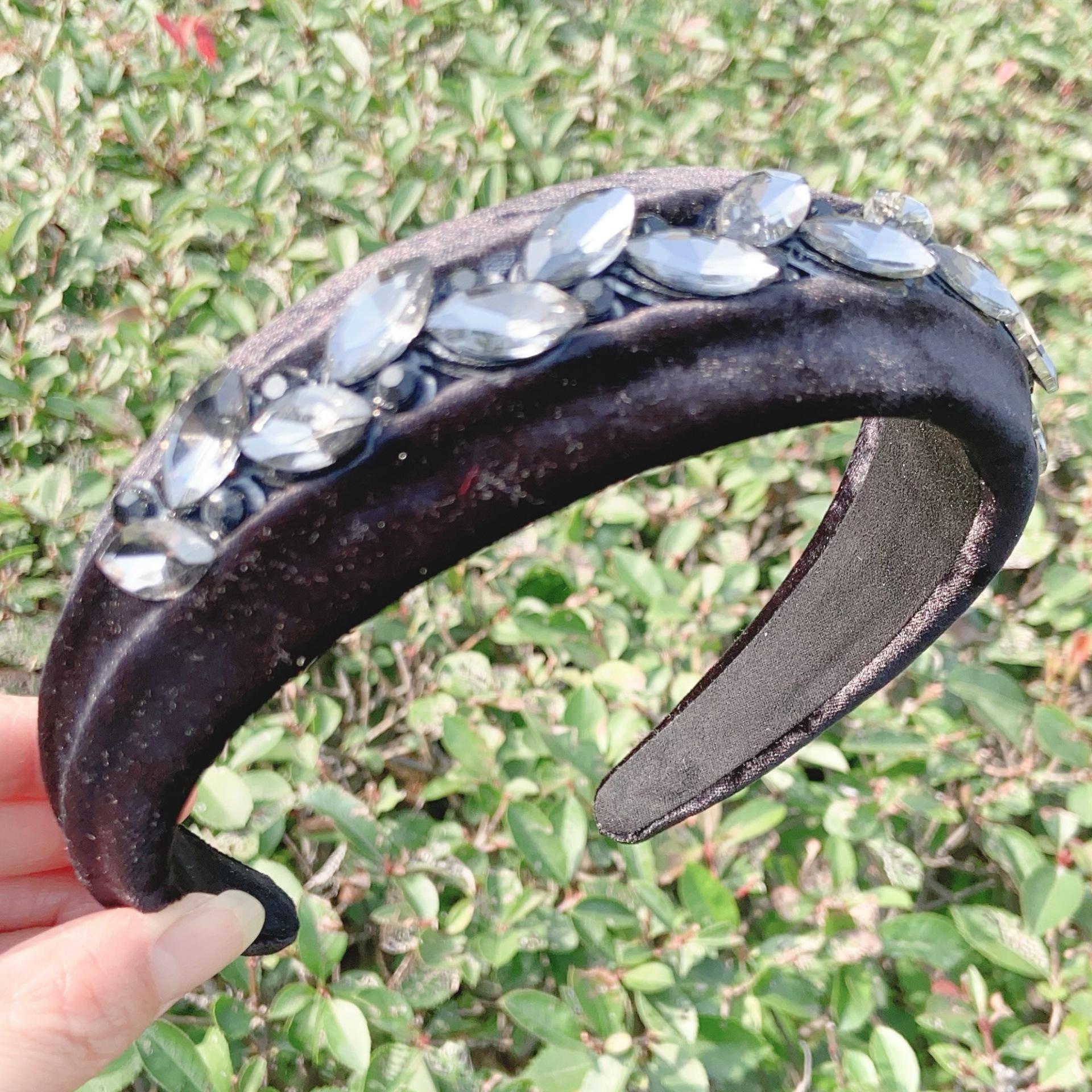 

Velvet Skull Top Headband - Crystal Accents, Wide-Brimmed, Autumn/Winter Style, Trendy & Versatile.