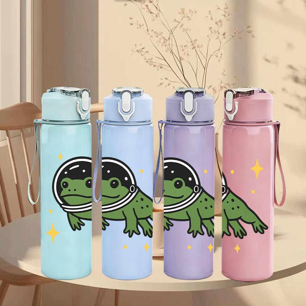 1PC Astronaut Frog Space Cartoon Print 750ml Color Plastic Sports Water Bottle Leakproof Flip Straw Lid Suitable for Sports Office Home Use