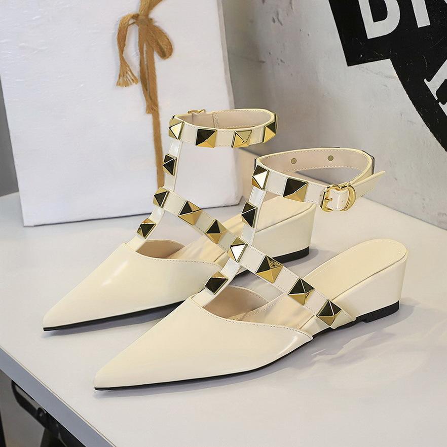 

Мода 2025 Новая весенняя мода Босоножки с заклепками Женские Остроносые На среднем каблуке 5 см Туфли Сексуальные Роскошные Мюли Брендовая Обувь с шипами Zapatillas Mujer 39 белый