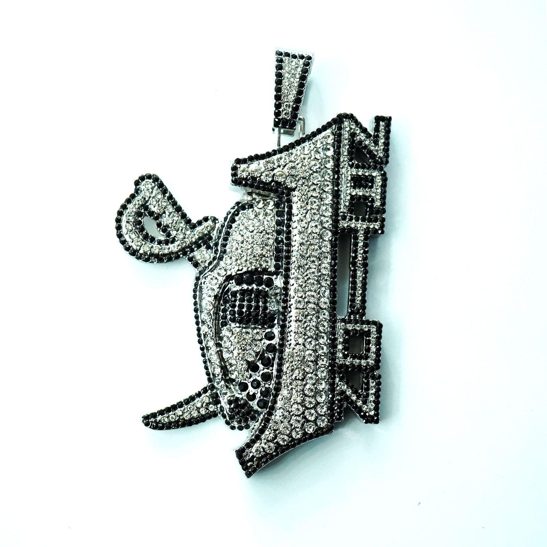 

Черно-белый ромбовидный геометрический узор, моделирующий большую подвеску, мужское преувеличенное ожерелье из сплава в стиле панк