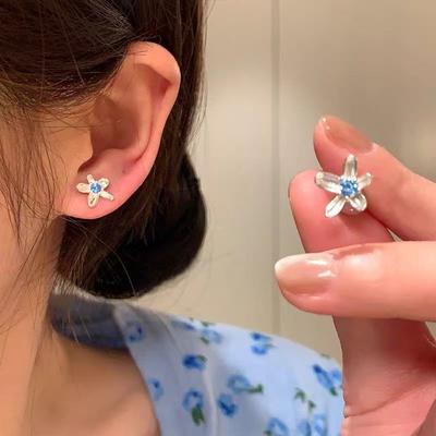 The Cool Sea Blue Diamond Five-petal Flower Stud Earrings Are Small, Super Ethereal and Exquisite Earrings