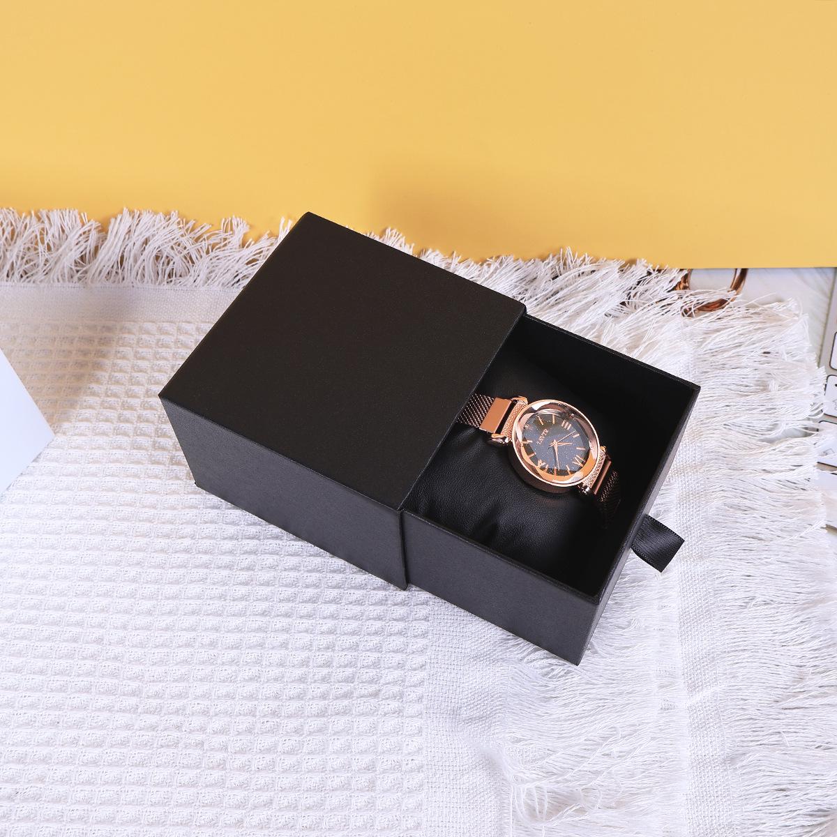 

Винтажная коробка для часов из крафт-бумаги с выдвижной лентой и подушечкой