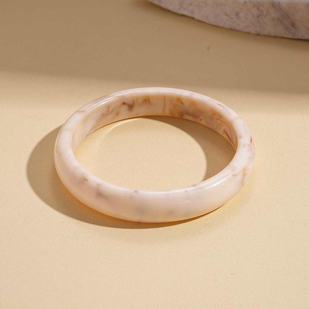 Unique Retro Resin Bracelet: Personalized Fashion Jewelry for Women