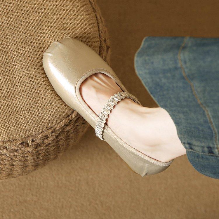 

This single shoe is too breathable, fashionable and comfortable, and it is not tiring. Wear it and you are Muse! PU 40 шампанского