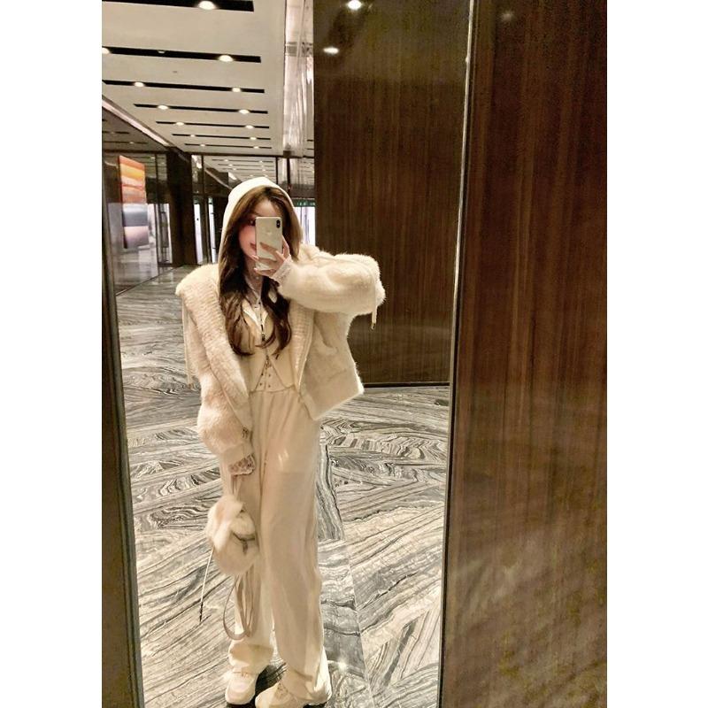 

Короткая куртка-толстовка с капюшоном из бархата для женщин на осень и зиму с эффектом похудения. Комплект из двух повседневных брюк из бархата XL белый