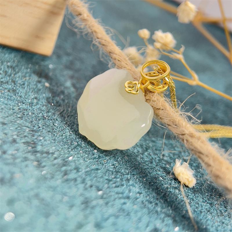 Heji Ruyi Jade Necklace: Women's White Jade Leaf Pendant Clavicle Chain in Retro Style