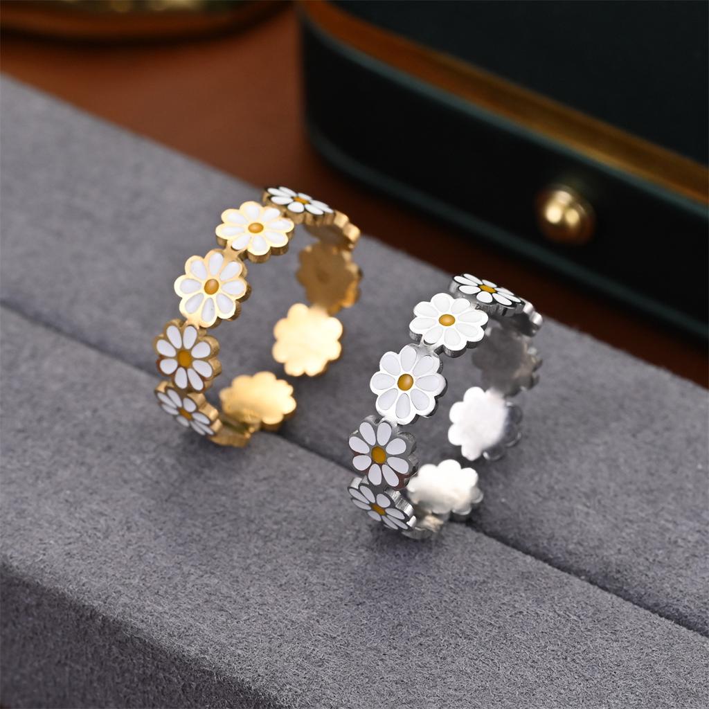 1 buc Inel la modă din oțel titan, Design nou și la modă, și Un mic crizantemă încrețită