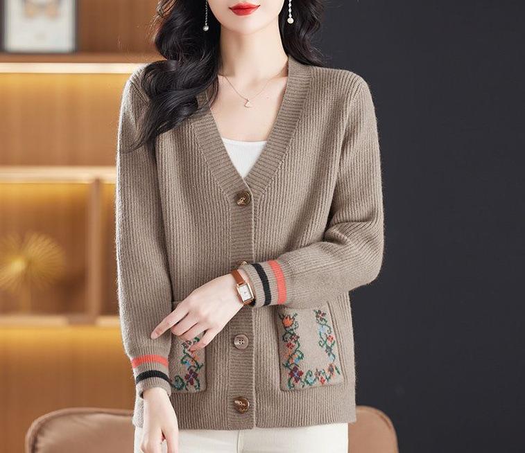 Dámský pletený kardigan s dvojitou kapsou, který omlazuje - Jarní/podzimní móda pro ženy středního a staršího věku