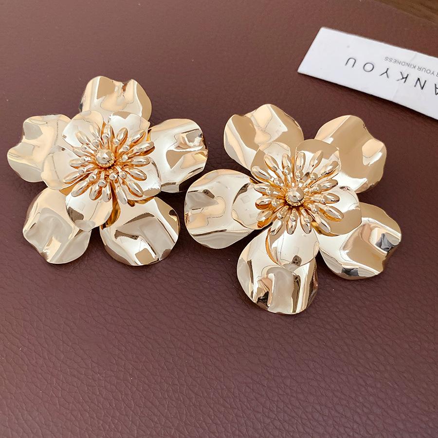 European and American silver needle metal glossy flower stud earrings retro fashion exaggerated earrings light luxury high-end earrings women