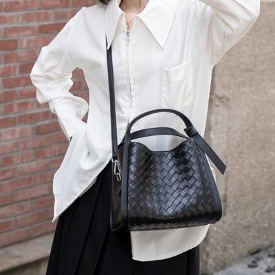 Geantă de mână coș de legume din piele de vacă țesută Design de nișă pentru femei Geantă cross-body high-end Geantă tote tip găleată din piele