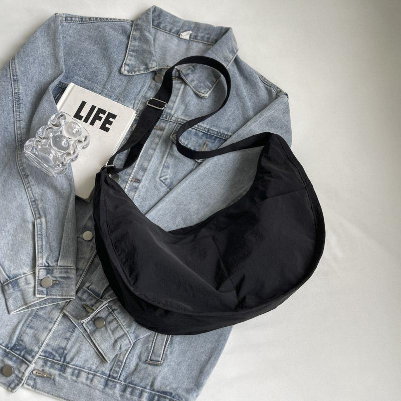 

Простая модная трендовая сумка-мессенджер женская простая модная сумка через плечо 2024 летний новый трендовый рюкзак большой вместимости чёрный