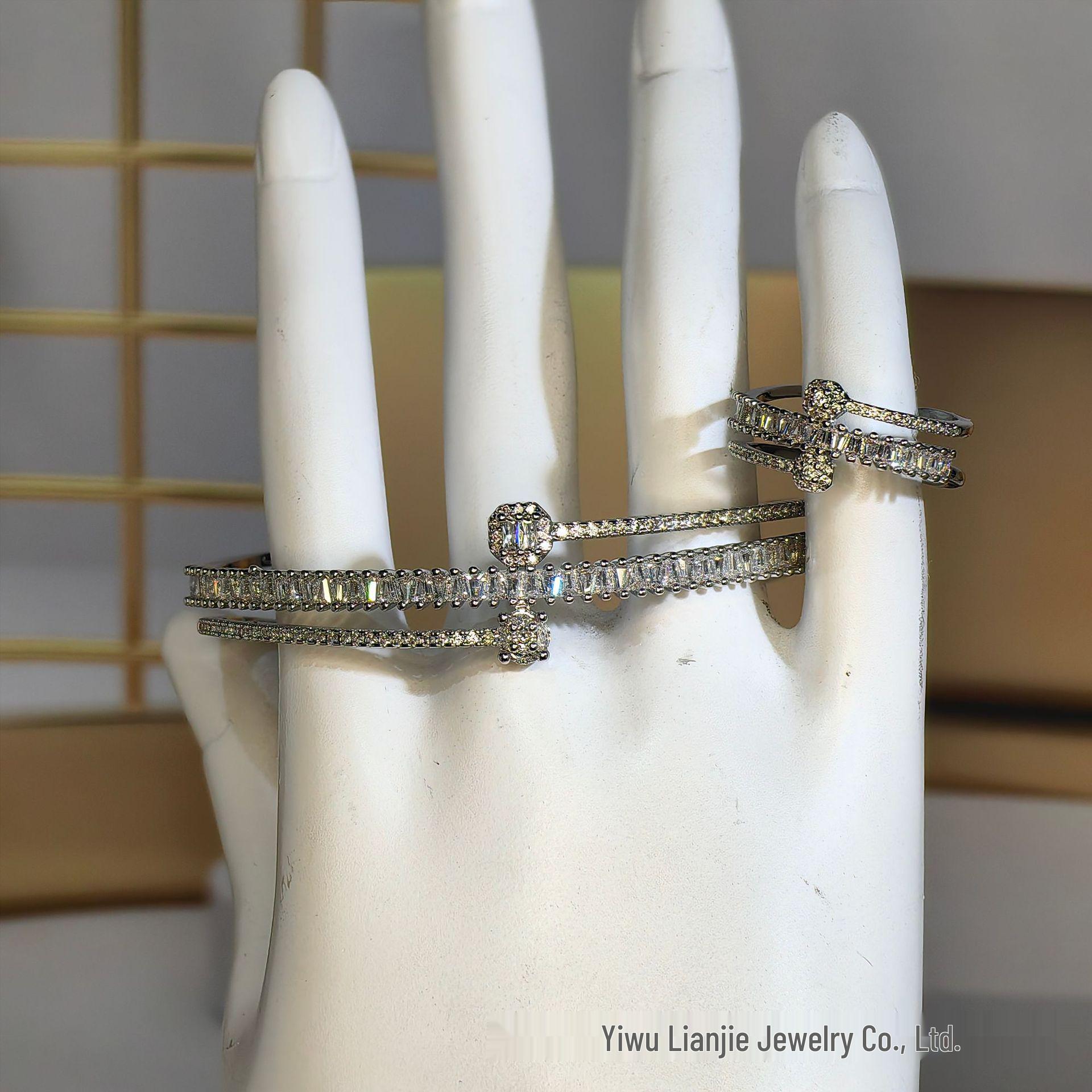 

Роскошный набор браслета и кольца с бриллиантами с покрытием из настоящего золота серебряный