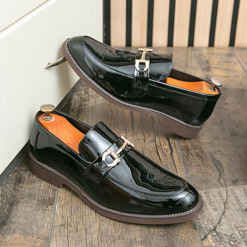 New Pointed Toe Beige Black Flats Metal Button Leather Shoes For Men Male Wedding Dress Prom Homecoming Shoes Zapatos Hombre
