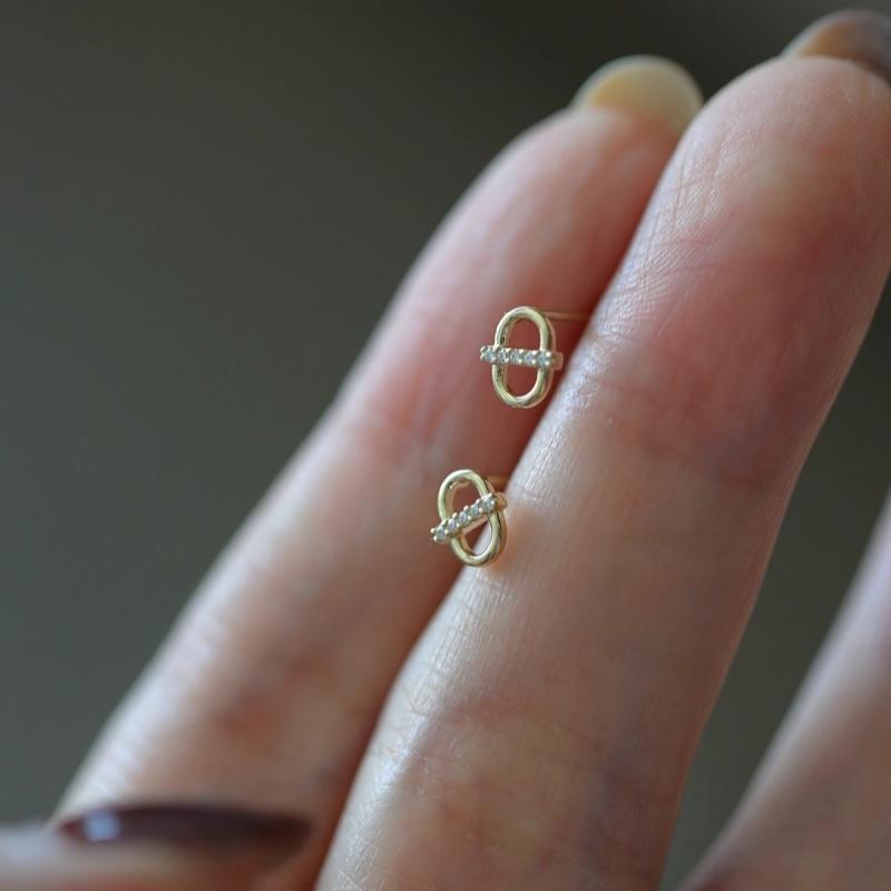 

S925 Sterling Silver Plated 18K Gold Zircon Geometric Screw Earrings for Women s Fashionable Temperament Commuting Ear Jewelry Silver