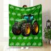 Ein großer grüner Traktor mit wiederholten Traktorsymbolen auf einem grünen Hintergrund. Decke für alle Jahreszeiten Mittagspause Überwurf Geschenk