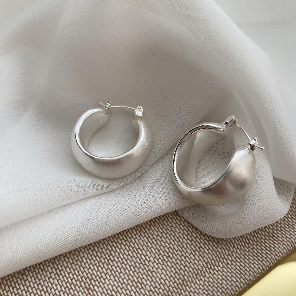 Brincos Simples Foscos Escovados à Mão Design Versátil Senso de Alta Qualidade Tendência Brincos Não Colisivos Mulheres