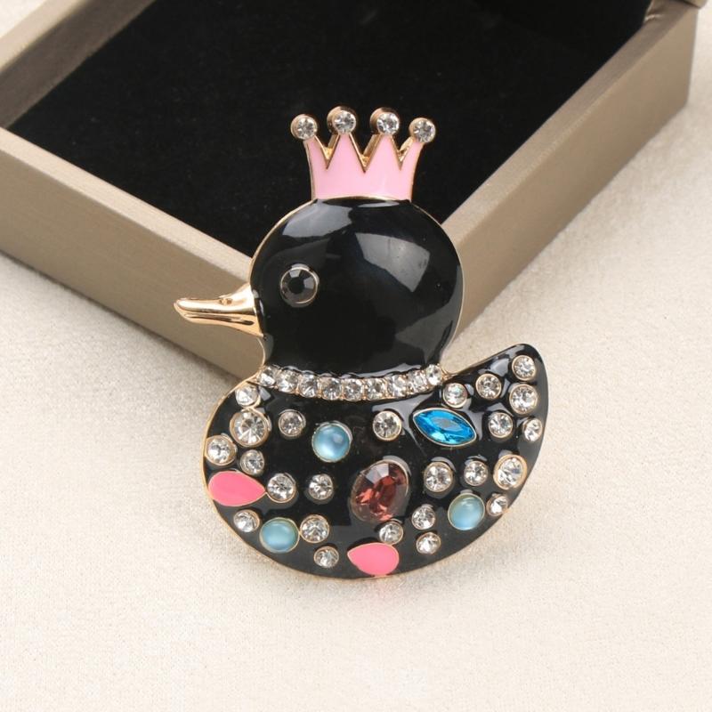 Sparkling Crystal Duck Brooch Rhinestones Decoration Lapel Pin Lightweight Jewelry for Fashionable Occasions Wear