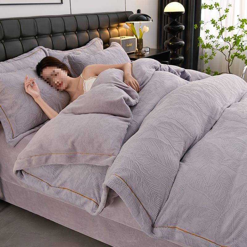 G5Z2025 Autumn/Winter Milk Velvet 4-Piece Solid Color Luxury Carved Bedding Set with Fitted Sheet.