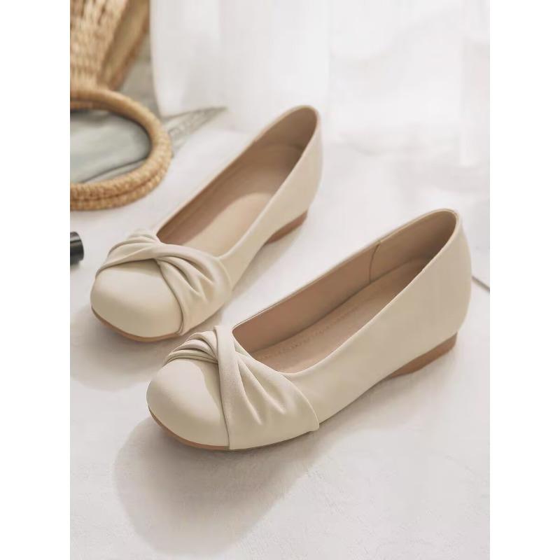 

Новые вечерние туфли с цветком — это женская модель, представляющая собой одинарную туфлю на плоской подошве, удобную для повседневной носки, и юбку. 39 абрикосовый