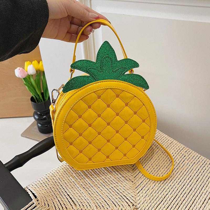 Borsa a tracolla rotonda piccola in PU con fragole carine per l'uso casual estivo