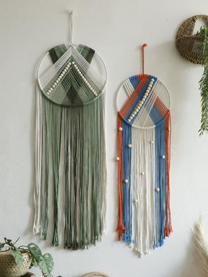 Ręcznie robiona makramowa makata ścienna z frędzlami i drewnianymi koralikami do salonu, sypialni lub pokoju dziecięcego, duża dekoracja w stylu bohemian, prezent