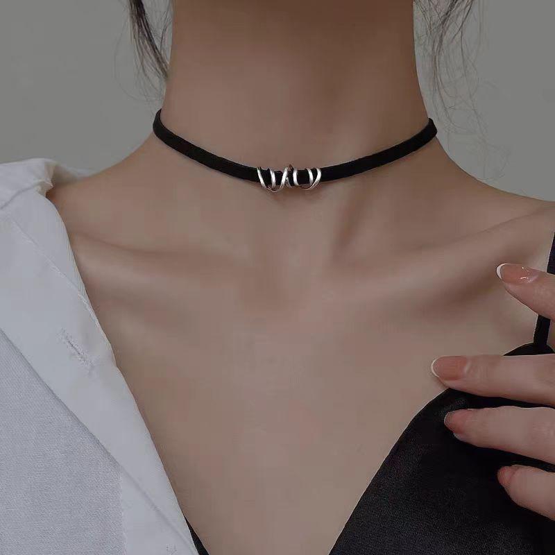Simple black choker collar necklace women's design sense neck chain 2025 new popular collarbone chain