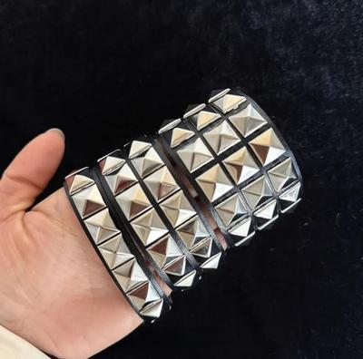 Mehrschichtiges Herren-Punk-Lederarmband mit quadratischen Silbernieten und persönlichen Nieten-Details