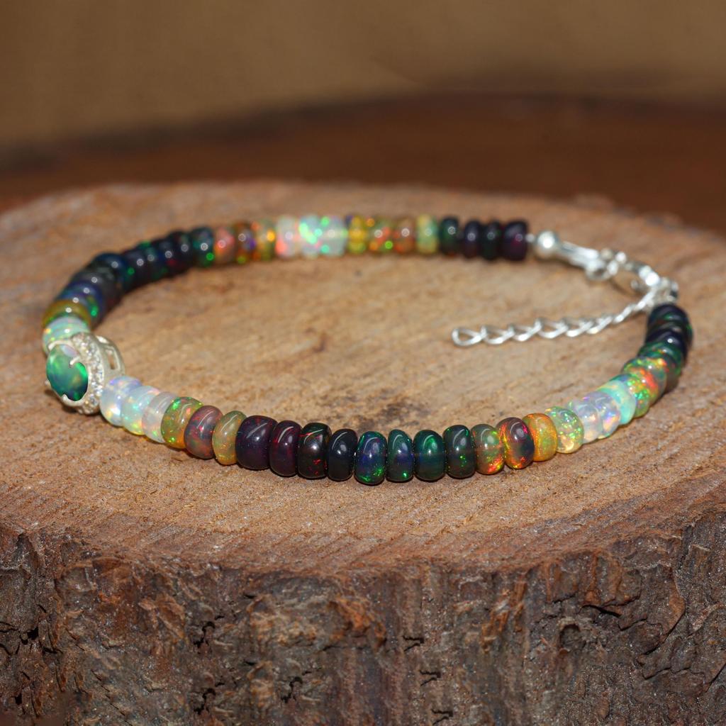 Schwarzes Feueropal Glatte Perlen Charm-Armband, Schwarzer Opal Ovaler Charm Goldarmband, Handgemachtes Armband, Oktober Geburtsstein, Geschenk für Mama