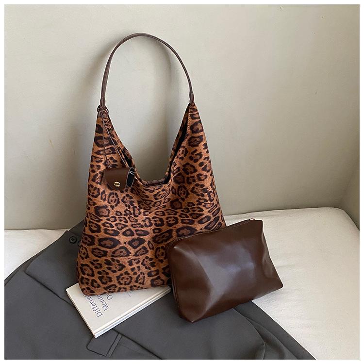 

New retro matte large-capacity shoulder bag, high-end commuter mother bag, leopard print tote bag for women