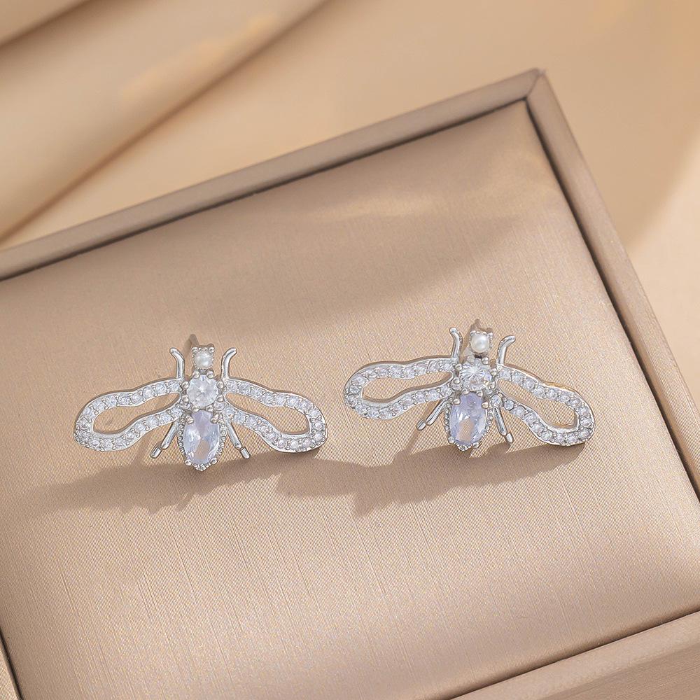 Eleganckie kolczyki sztyfty z cyrkoniami w kształcie koniczynki i misia - Nowy szykowny design