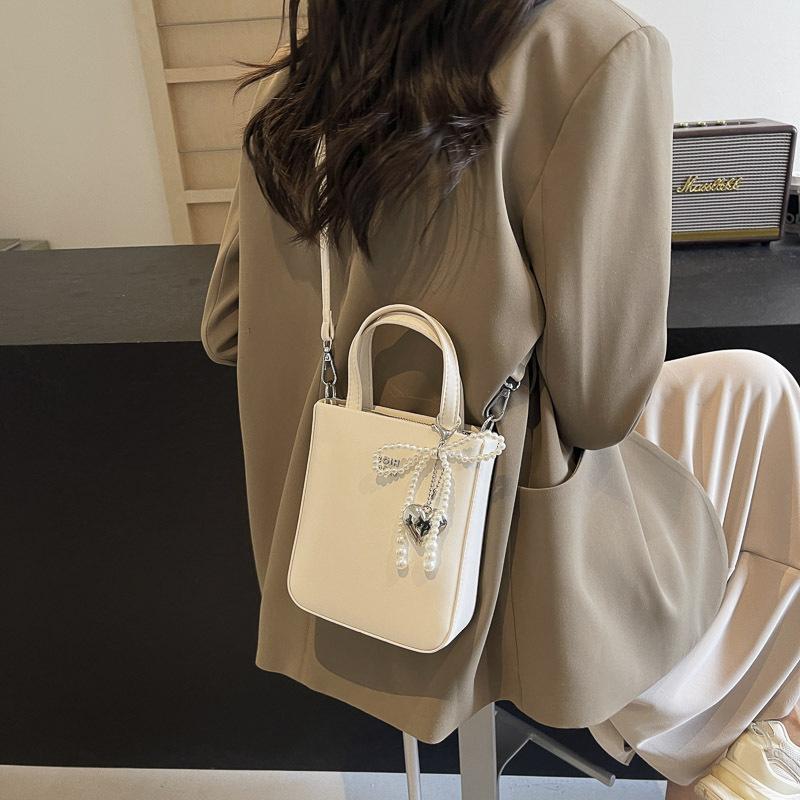 

В этом году в тренде популярные повседневные сумки для женщин на осень и зиму 2024 года, новые модные сумки через плечо и переносные сумки-ведра