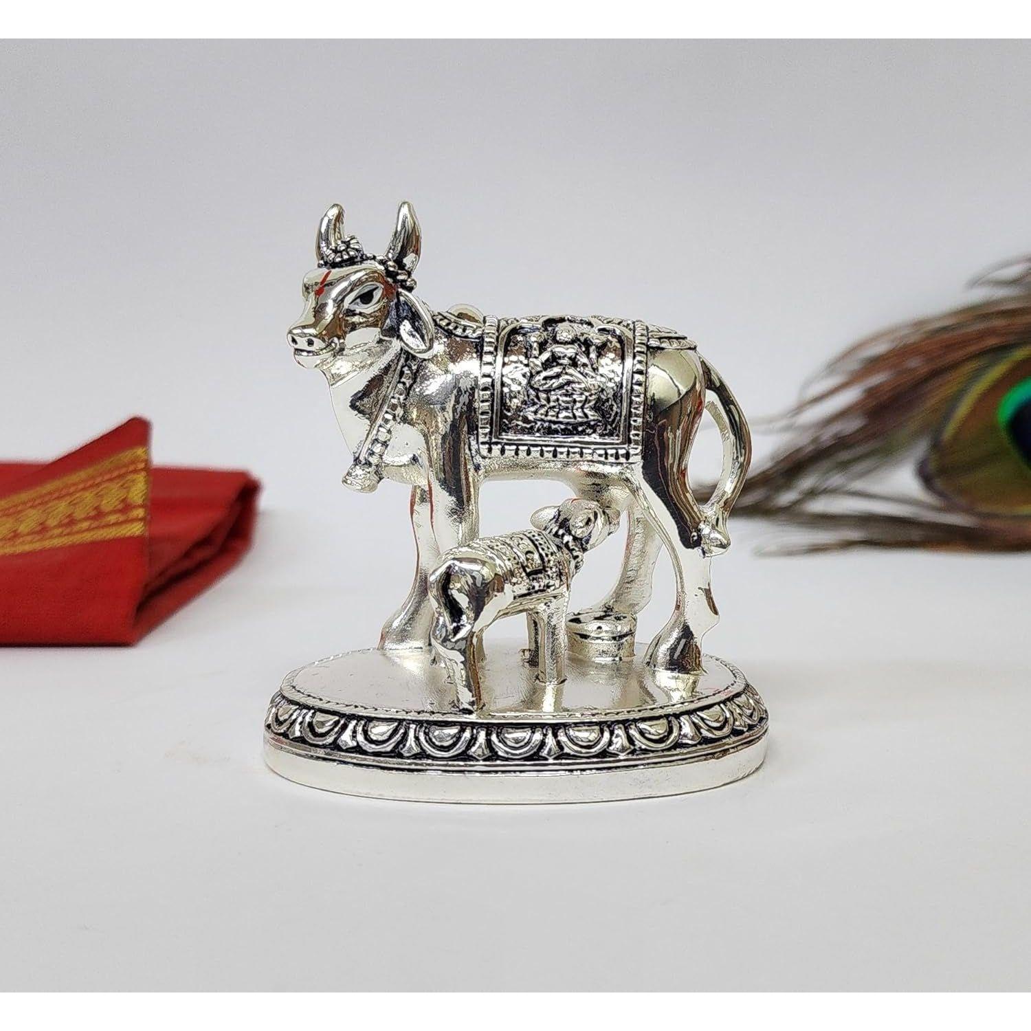 

Идол Коровы Камдхену и Теленка | Декоративная Мурти с Серебряным Покрытием | 7,62 см x 7,62 см | Священная Статуэтка ГАУ МАТА для Домашнего Храма и Подарка