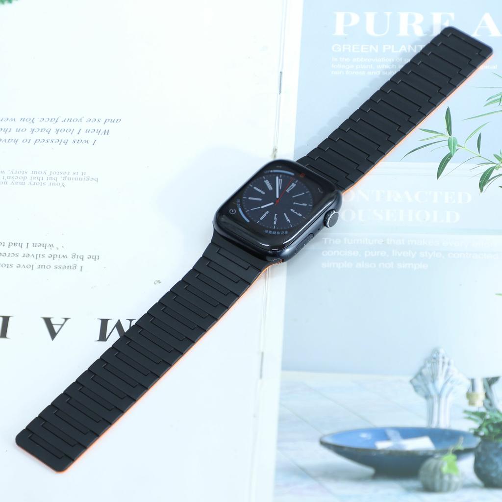 For Apple Watch 10 46mm/Ultra 2/Ultra 49mm/9 8 7 45mm/SE (2023) SE (2022) SE 6 5 4 44mm/3 2 1 42mm Magnetic Silicone Watch Strap