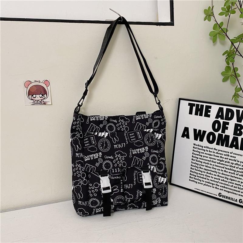 

Маленькая свежая граффити нейлоновая сумка женская студенческая одно плечо косой пролет большой емкости ниша милый школьный рюкзак one size fits all чёрный