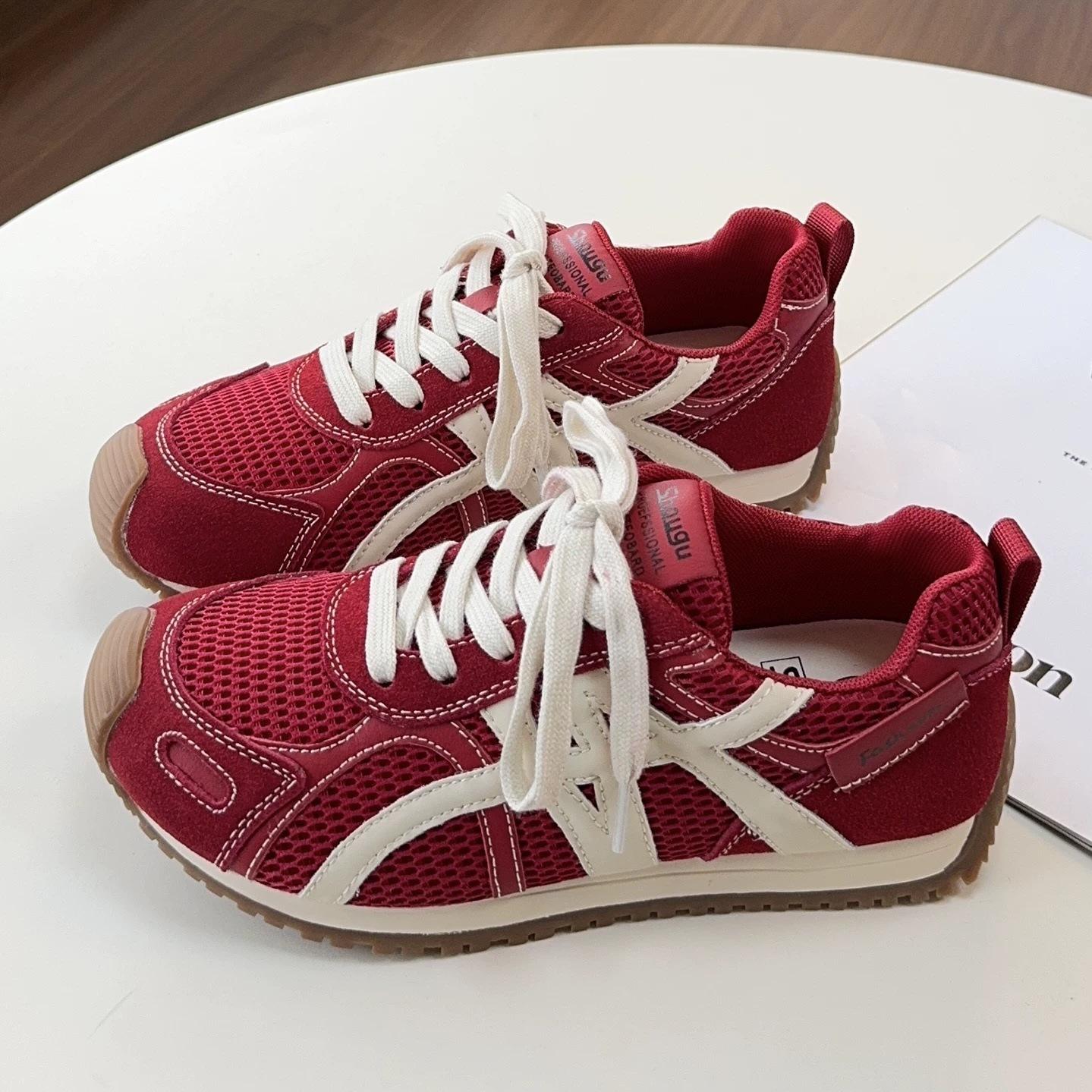 

Кожаные немецкие тренировочные туфли женские маленькие белые туфли 2025 новые односеточные дышащие спортивные и повседневные туфли универсальные на толстой подошве Форрест Гамп 40 красный