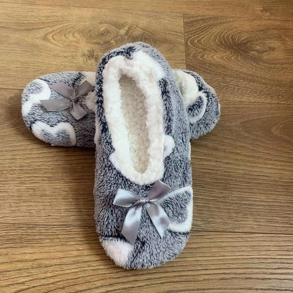 Women's Cozy Plush Heart Pattern Slip-On Slippers with Non-Slip Sole Warm Indoor Footwear for Home All-Season Comfort Floor Socks