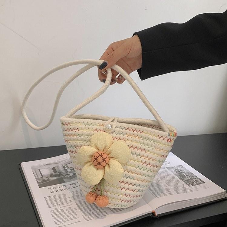 

Stylish Floral Straw Shoulder Bag For Women Perfect For Summer Beach Days And Casual Outfits