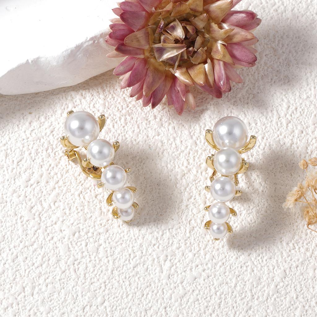 French niche high-end design sense A row of ear buckle imitation pearl earrings Simple and versatile daily commuter women