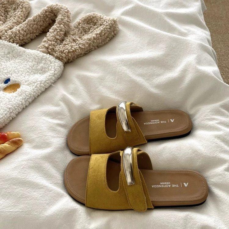 Korean yellow slippers women's summer wear new flat-bottomed French retro one-word sandals holiday seaside beach sandals