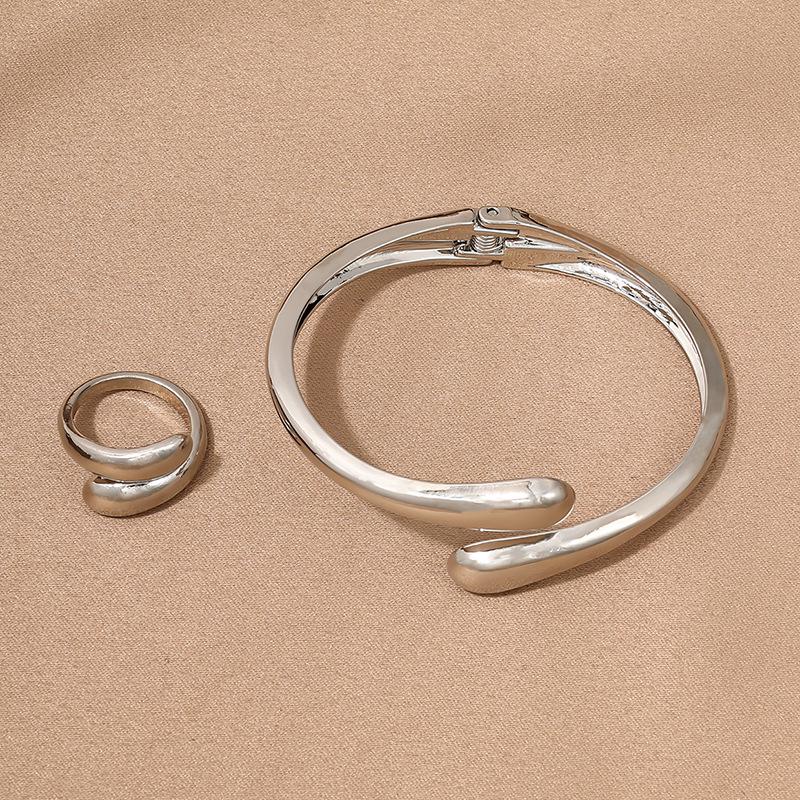 Ensemble de bijoux géométriques en métal chic: Bague, Collier Ras-du-cou et Bracelet pour Femme