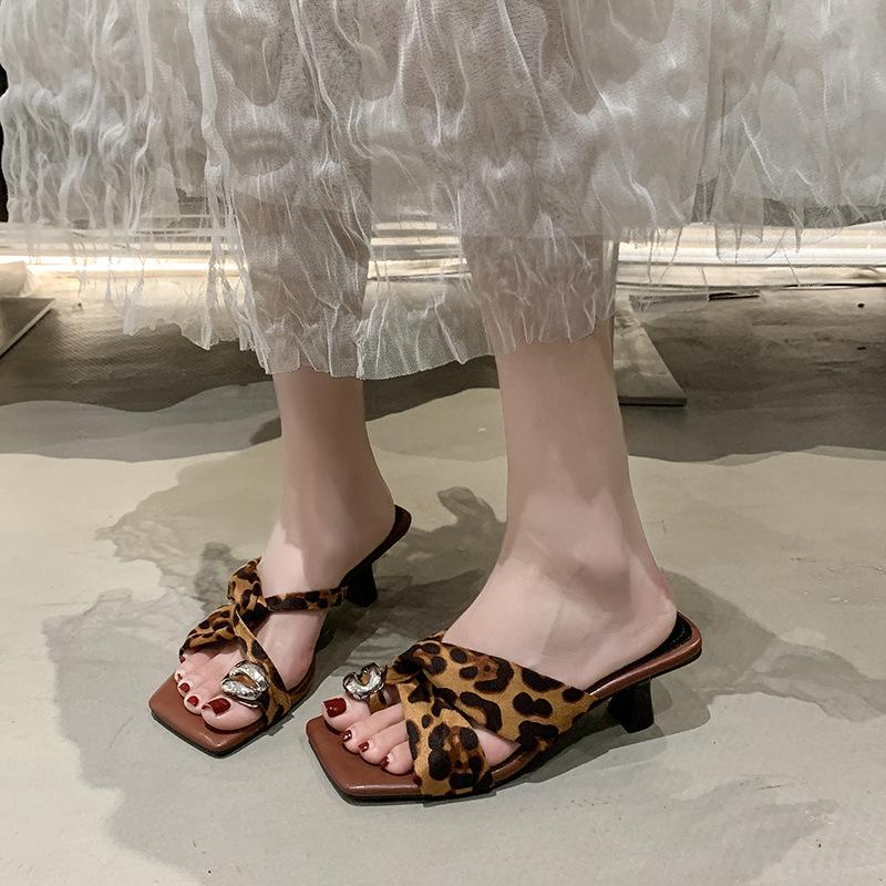 

2025 summer new temperament versatile metal buckle toe square heel leopard print cool slippers wear high-heeled sandals 40