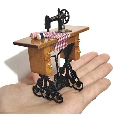 1/12 Ahşap Dollhouse Minyatür Mobilya Vintage Minyatür Dikiş Makinesi Kumaş ile