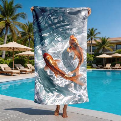 La serviette de plage en microfibre de polyester sur le thème du motif ondulé de poisson Koi est très absorbante, adaptée à la natation et aux sorties à la plage.