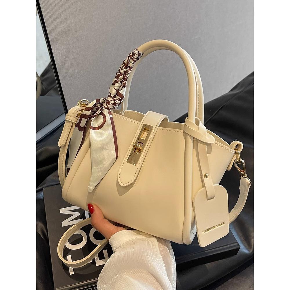 Premium Light Luxury Super Fire Small Bag Women's 2025 New Autumn and Winter Niche Popular Women's Messenger Bag