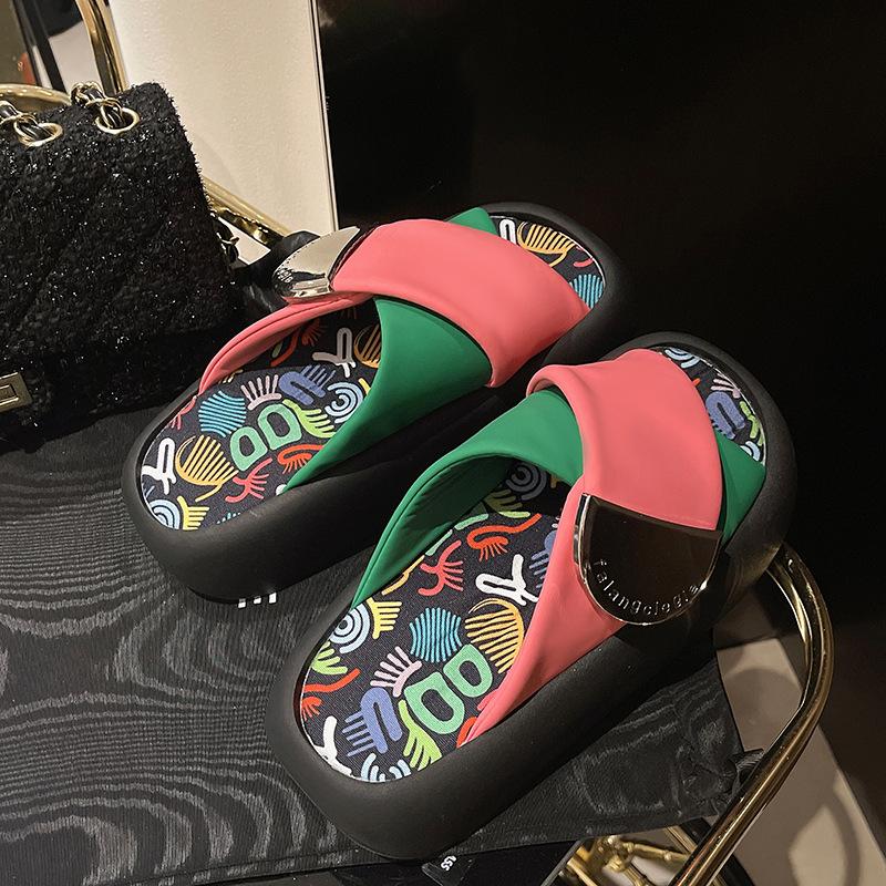 

Beautiful thick-soled height-increasing cool slippers for women s summer wear, high-end new models with skirts, going out, beach shoes 35 колір зеленого яблука