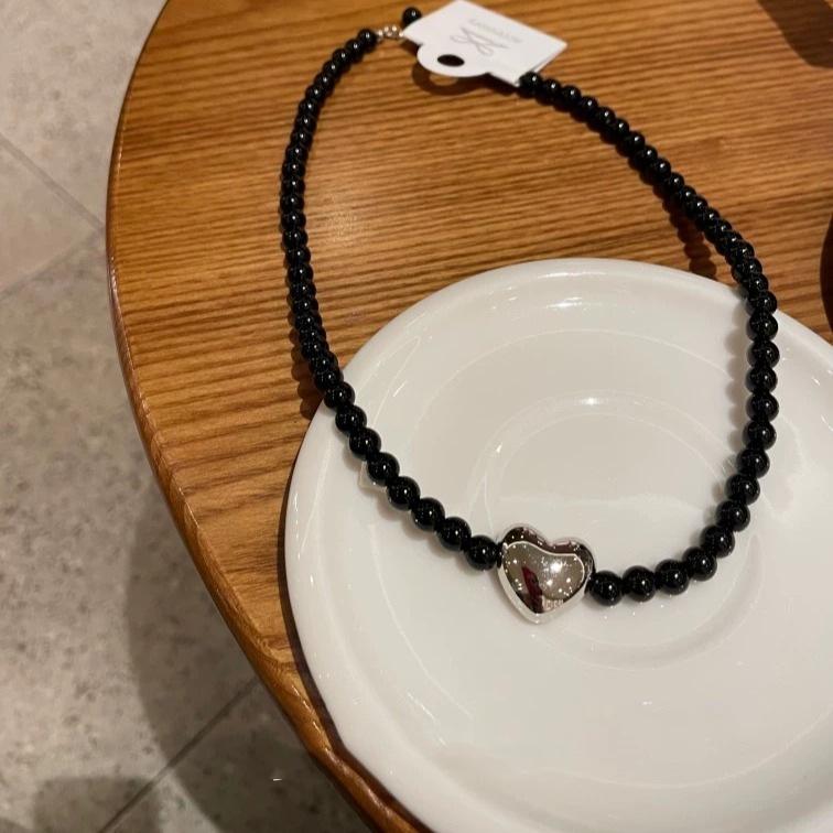 Dongdaemun niche light luxury black bead love necklace high-end necklace female sweet cool new sweater chain