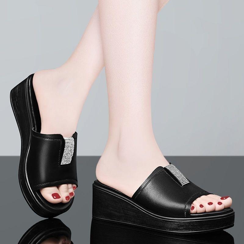 Slippers for Women Wearing Fashionable Sandals for Summer New Thick Soled Non Slip One-piece Slippers for Women