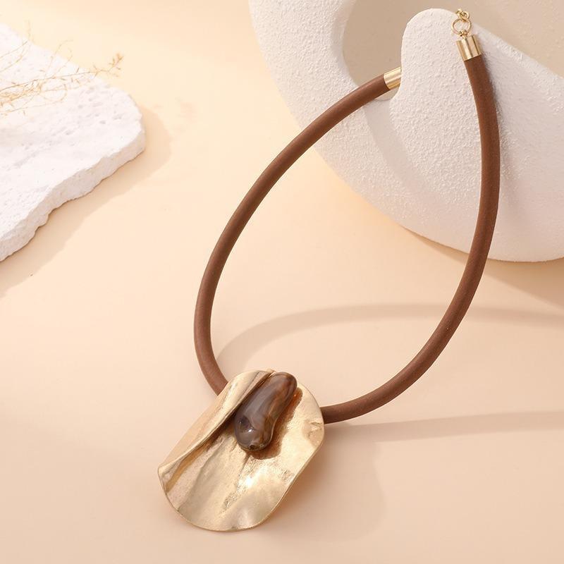 European and American Style Gold-plated Resin Pendant, Leather Rope Necklace, Female Retro Personalized Collarbone Chain, Simple and High-end Jewelry